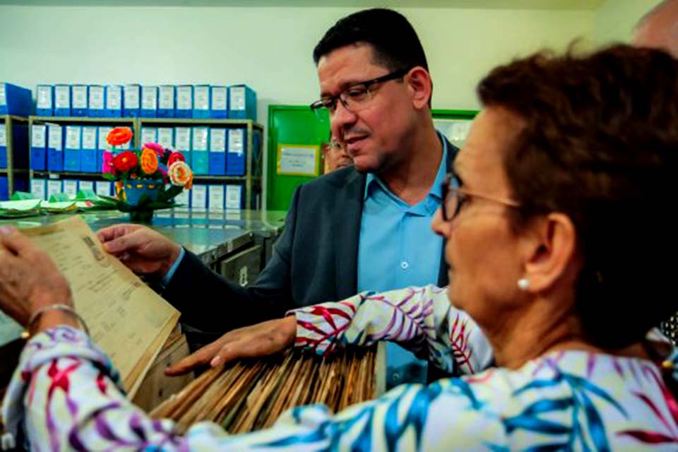 Marcos Rocha confere instalações do Arquivo Geral e constata grande volume de documentos oficiais da época do ex-Território