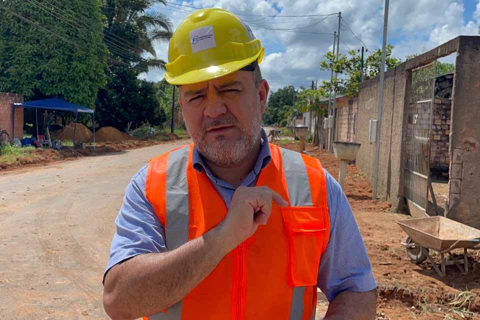 Vereador Everaldo Fogaça fiscaliza obras de construção de sarjetas e meio-fio no bairro Mariana