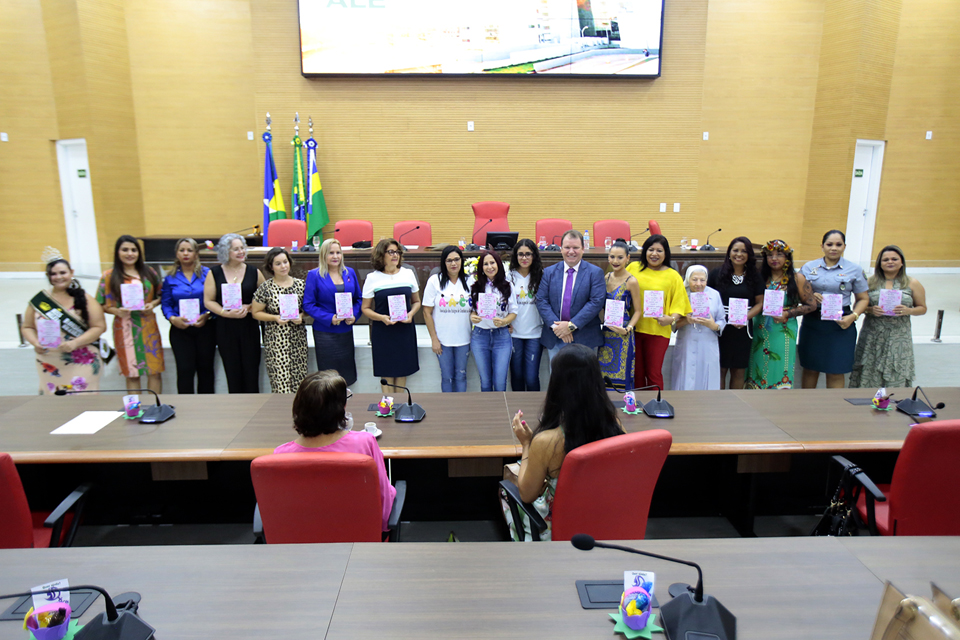 Dr. Neidson comanda Sessão Solene em homenagem ao Dia Internacional da Mulher