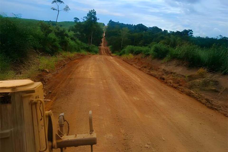 Encascalhamento em trechos da RO-420, sentido Jacinópolis é realizado pelo governo