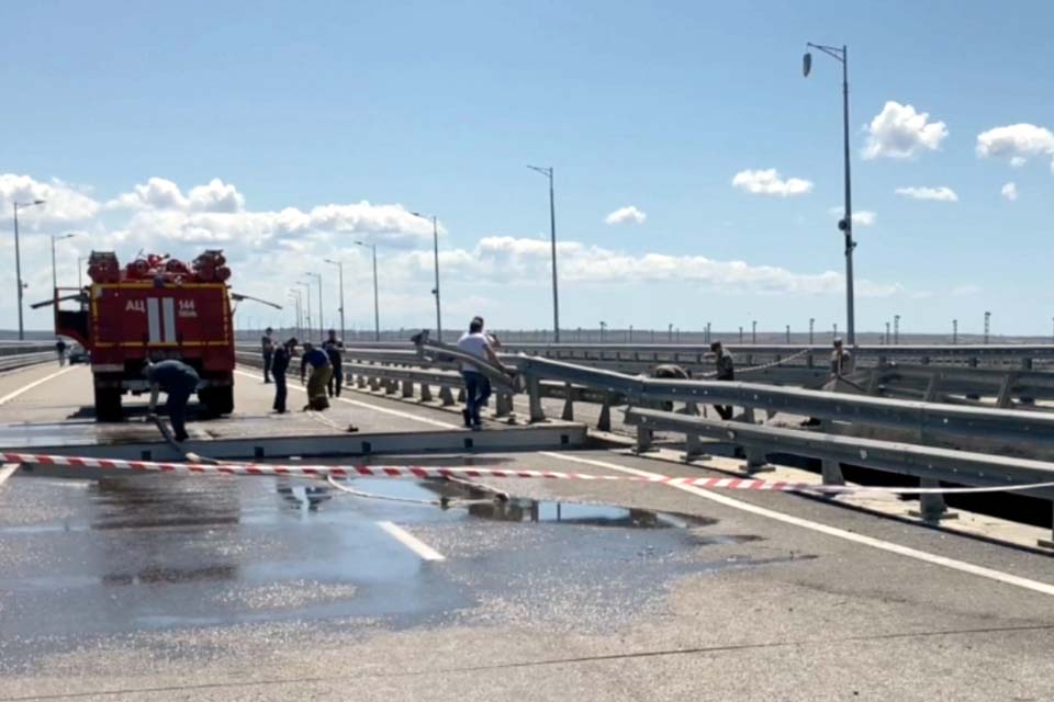 Rússia corta circulação na ponte da Crimeia por receio de novo ataque