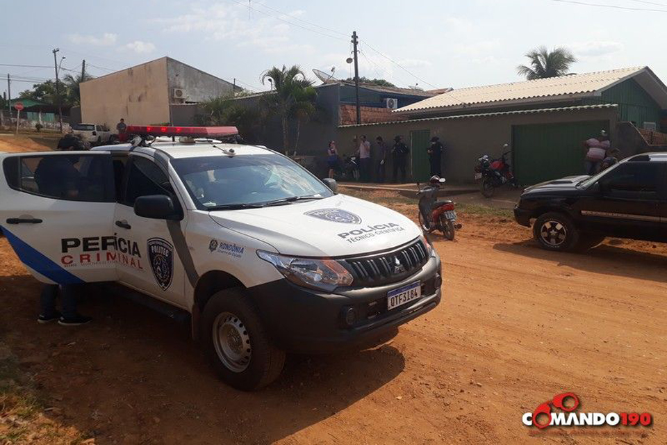 Jovem é encontrado morto com tiro na cabeça dentro de residência