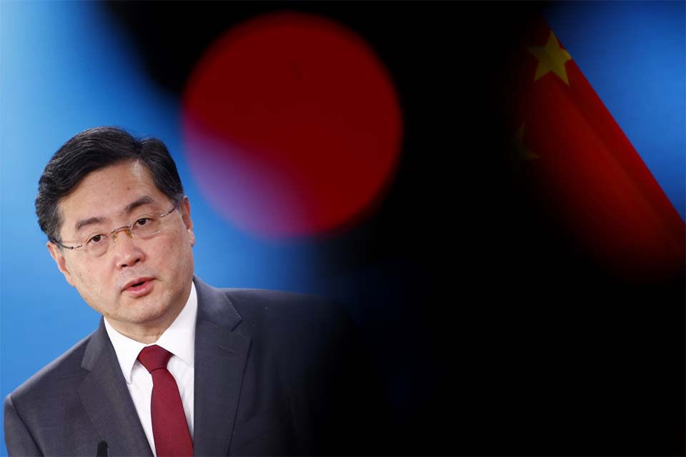 China demite ministro das Relações Exteriores após um mês de ausência