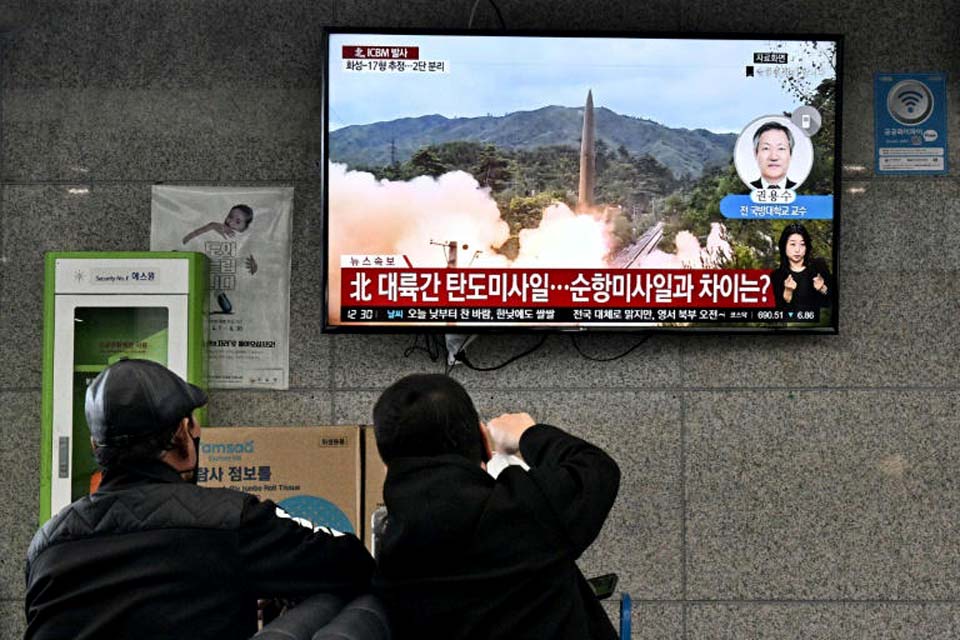 Coreia do Norte dispara míssil balístico após alerta sobre resposta 