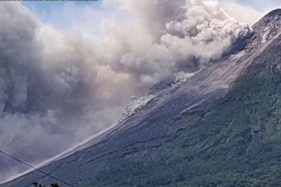 Vulcão entra em erupção na Indonésia e cobre vilarejos de cinzas