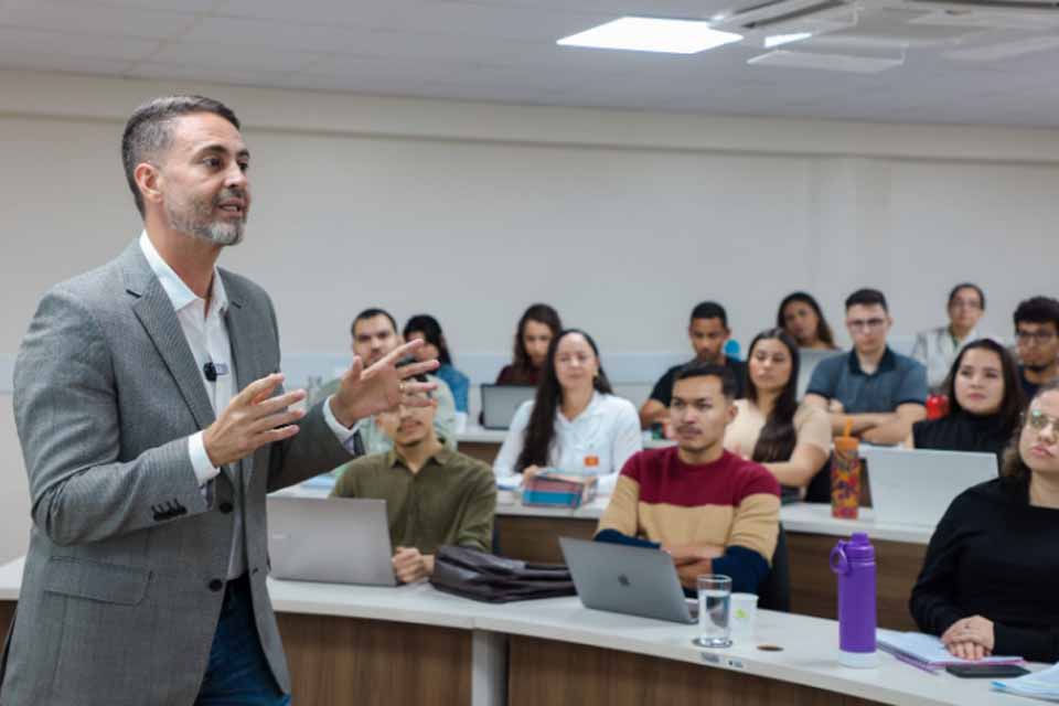 Prefeito Léo Moraes participa de aula inaugural na Emeron e apresenta panorama da administração municipal