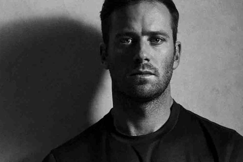 Ex de Armie Hammer fala sobre acusações de canibalismo e estupro contra o ator