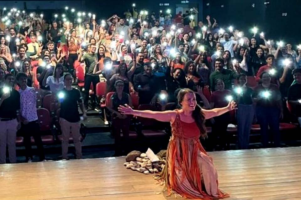 Cora do Rio Vermelho encanta público e supera expectativa no Teatro Municipal de Cacoal