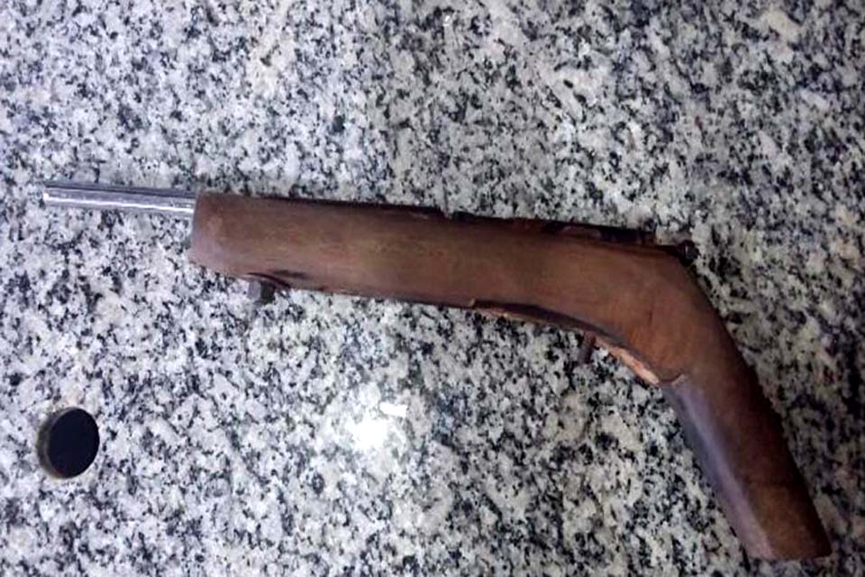 Adolescente de 17 anos é apreendido com arma de fabricação caseira