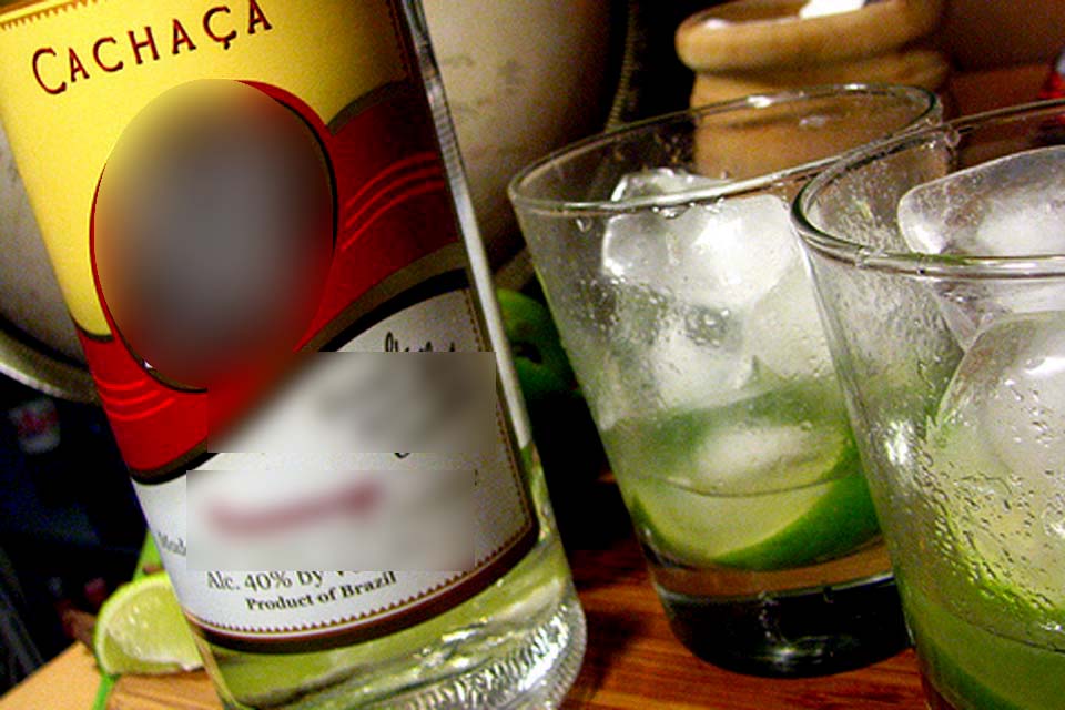 Dupla acusa comerciante de vender cachaça vencida e tenta matá-lo a tiros