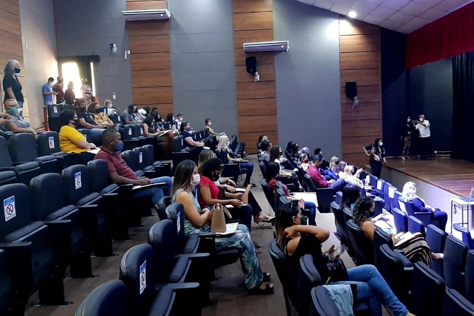 Em Porto Velho, Professores empossados participam de cerimonial de acolhimento no Teatro Banzeiros