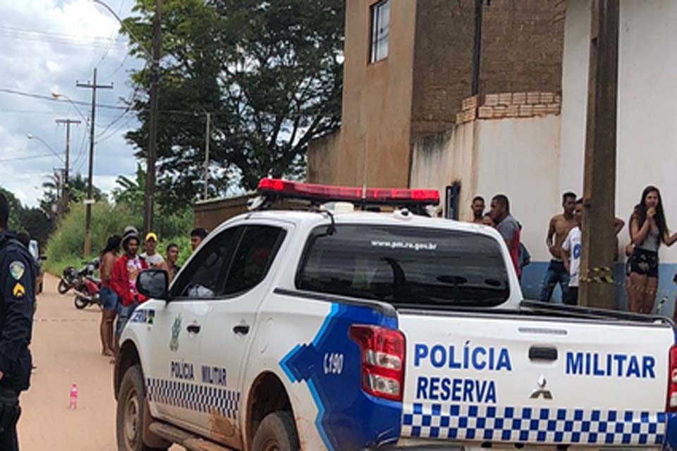 Bandidos causam pânico durante tiroteio em campo de futebol na zona leste