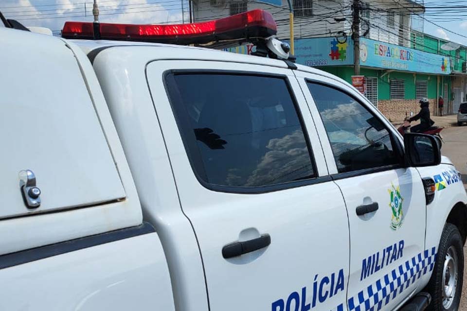 Bandidos agridem homem com barra de ferro durante roubo