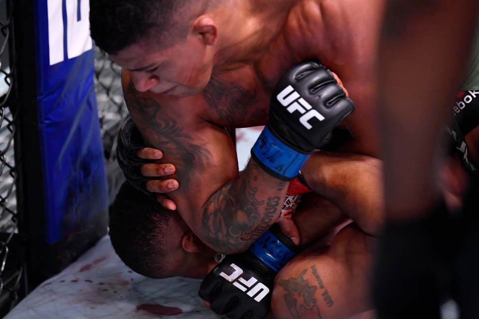 VÍDEO - Gilbert Durinho atropela Tyron Woodley e vence no UFC APEX; Melhores Momentos