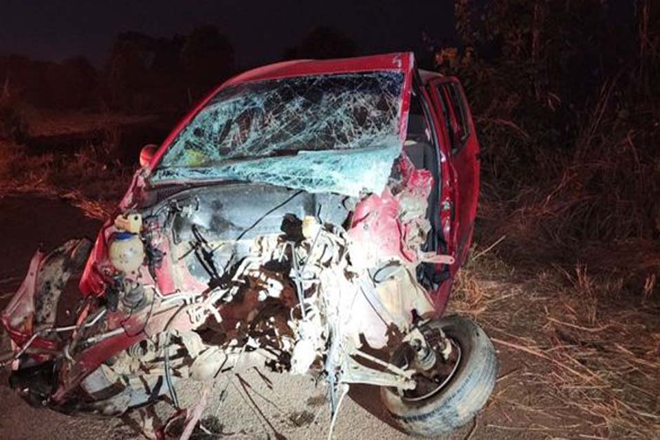 Acidente envolvendo carro e caminhão deixa uma pessoa morta na BR-429