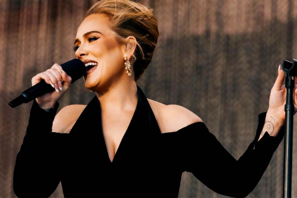 Adele revela sofrer com sintomas de abstinência de café: 'Mais difícil do que largar o cigarro'