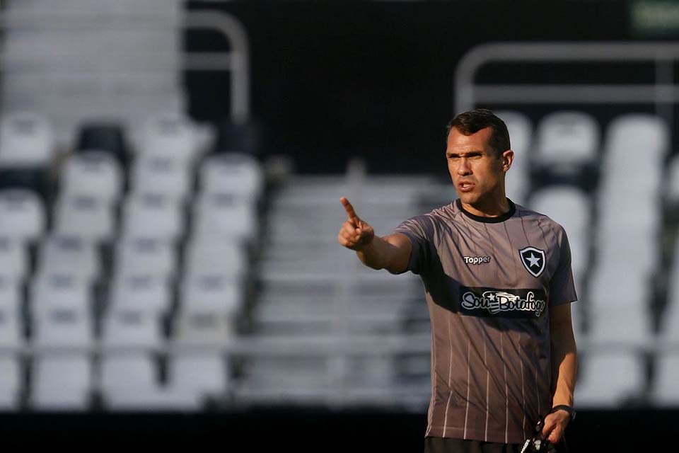 Botafogo demite técnico Bruno Lazaroni, com menos de um mês no cargo