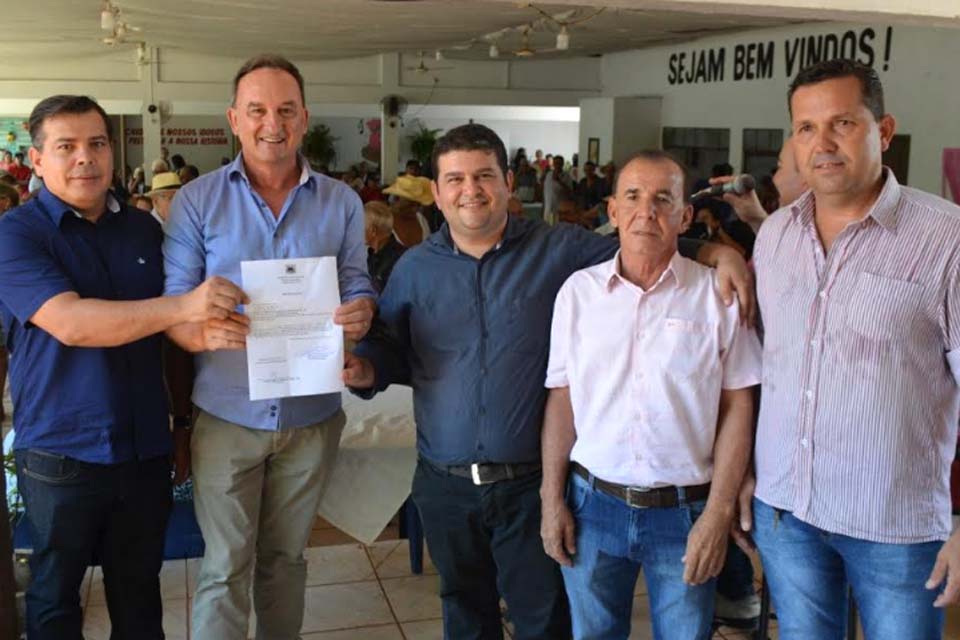 Prefeito Luizão do Trento da ordem de serviço para ampliação do Centro de Convivência do Idoso