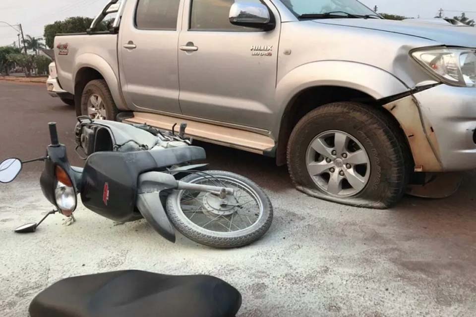 Moto pega fogo após colisão com caminhonete em Pimenta Bueno