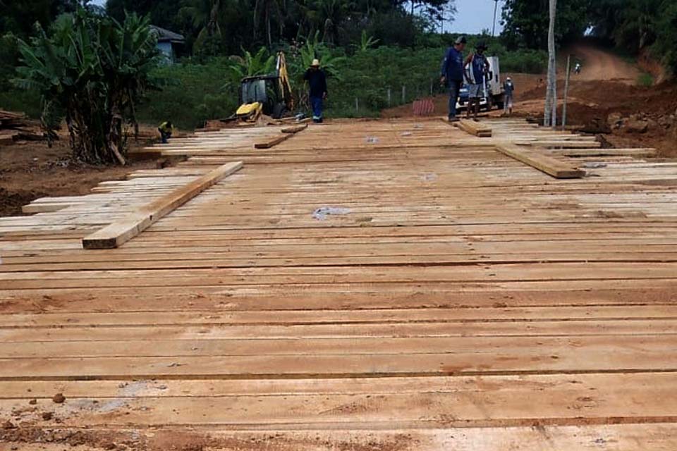 Secretaria Municipal de Infraestrutura de Jaru segue construção de ponte sobre o Rio Taci em ritmo acelerado