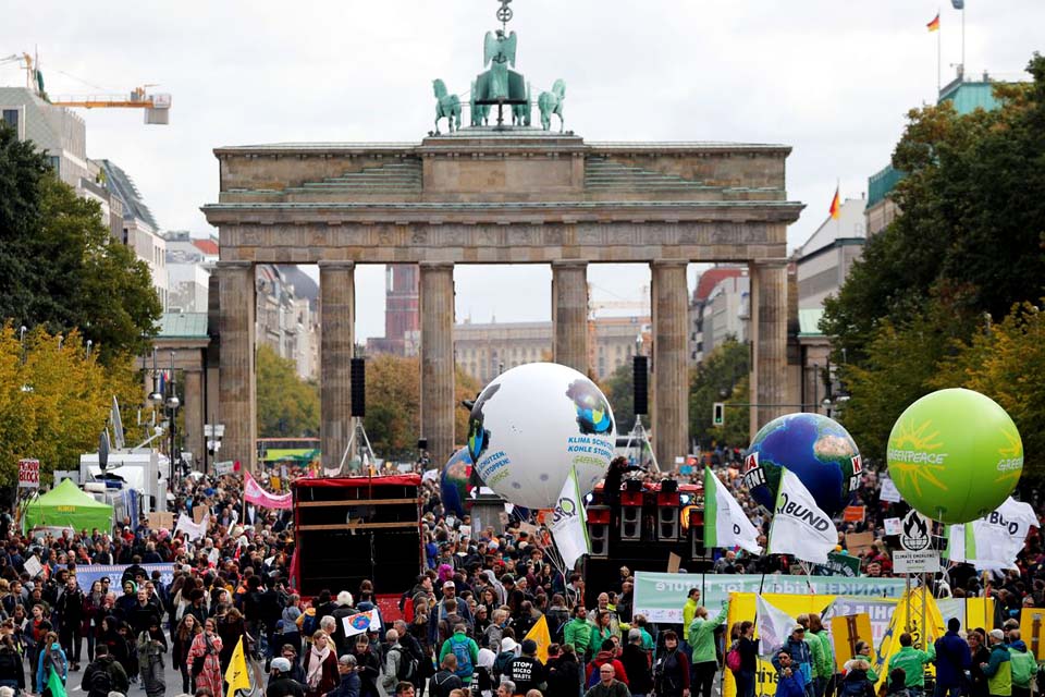 Manifestantes em mais de 150 países defendem o meio ambiente
