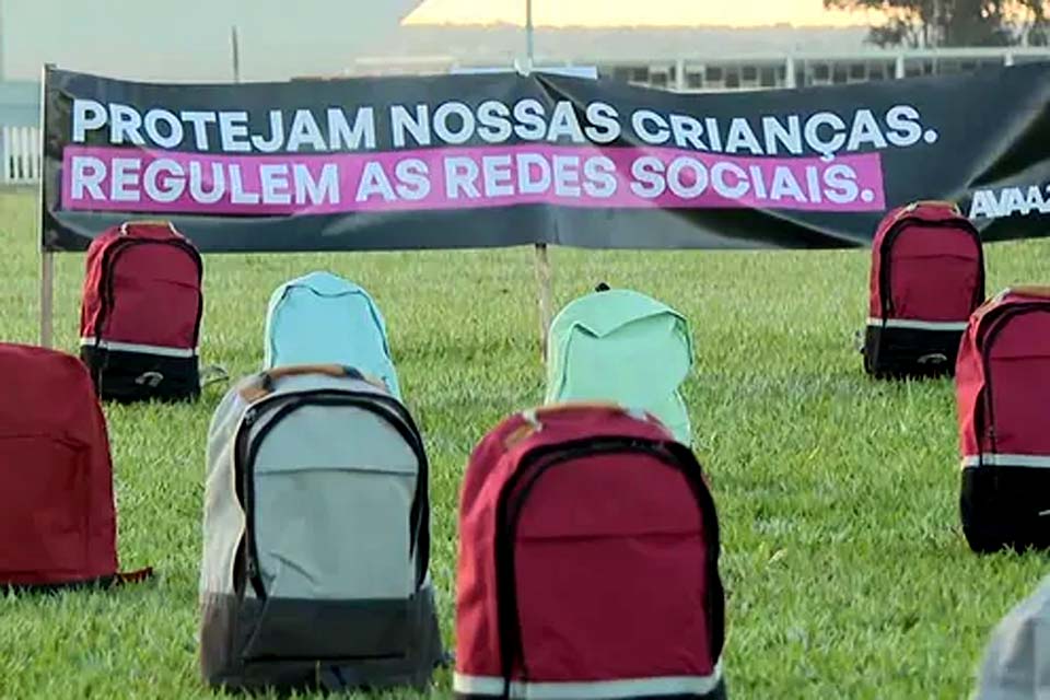 Protesto com mochilas vazias em frente ao Congresso pede regulação das redes sociais