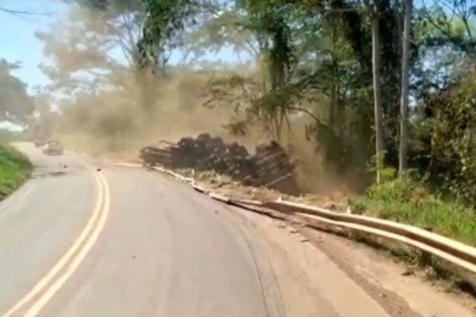 Carreta tomba na BR-435 entre Vilhena e Colorado do Oeste