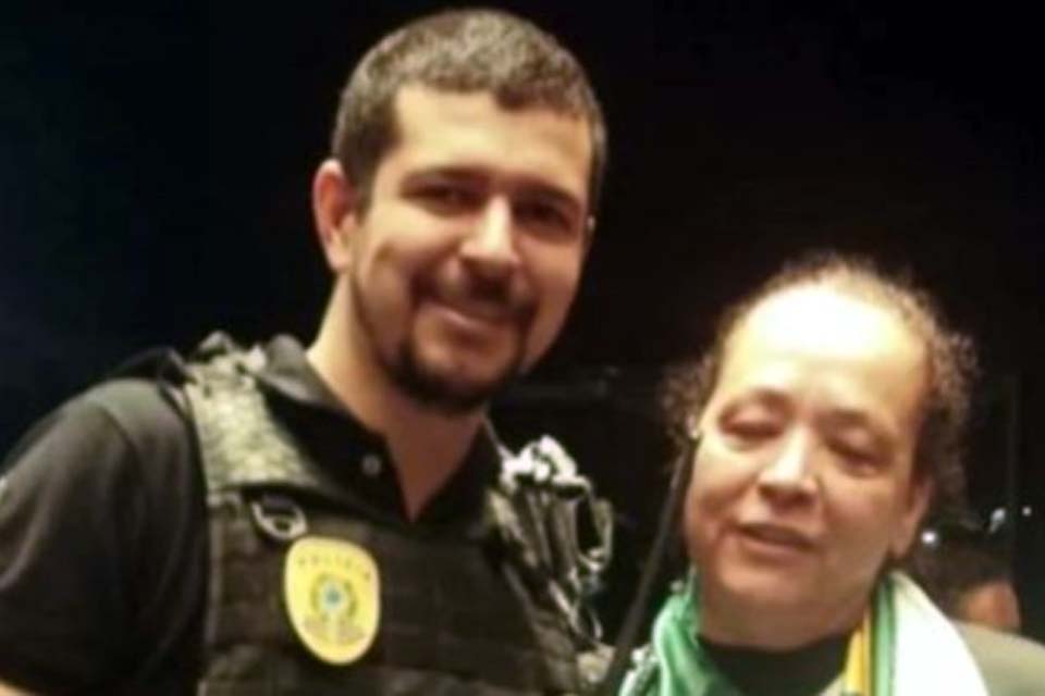 Policial legislativo do Senado posa para foto durante invasão do Congresso