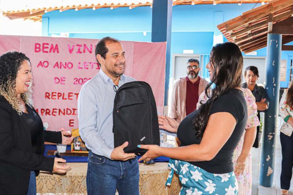 Professores de escolas do Capelasso recebem notebooks para planejamanto escolar