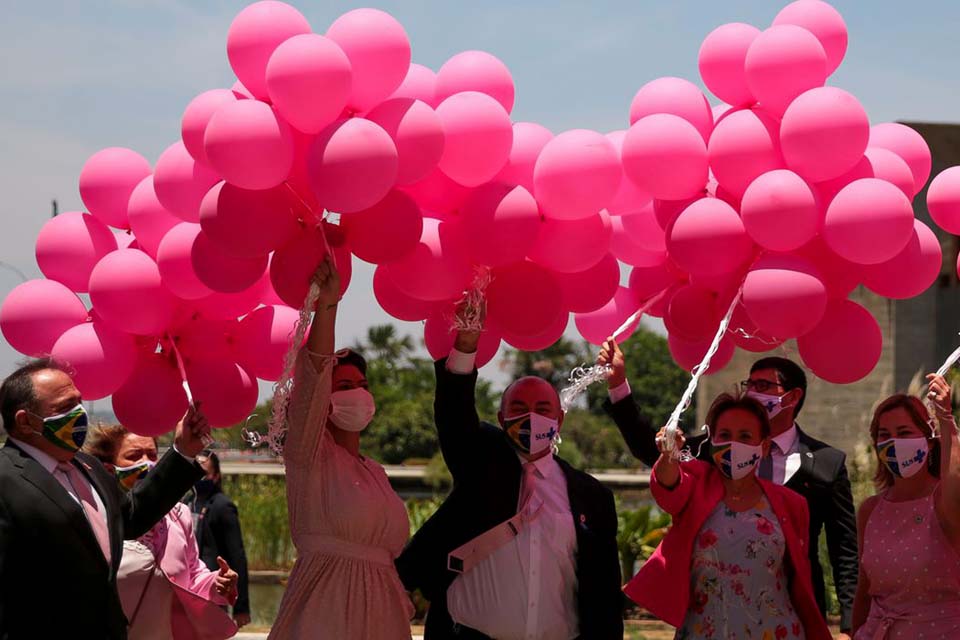 Campanha Outubro Rosa incentiva detecção precoce do câncer de mama