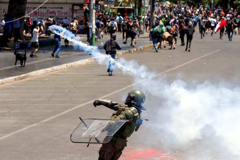 Ex-policial é preso por deixar uma mulher cega em protesto 