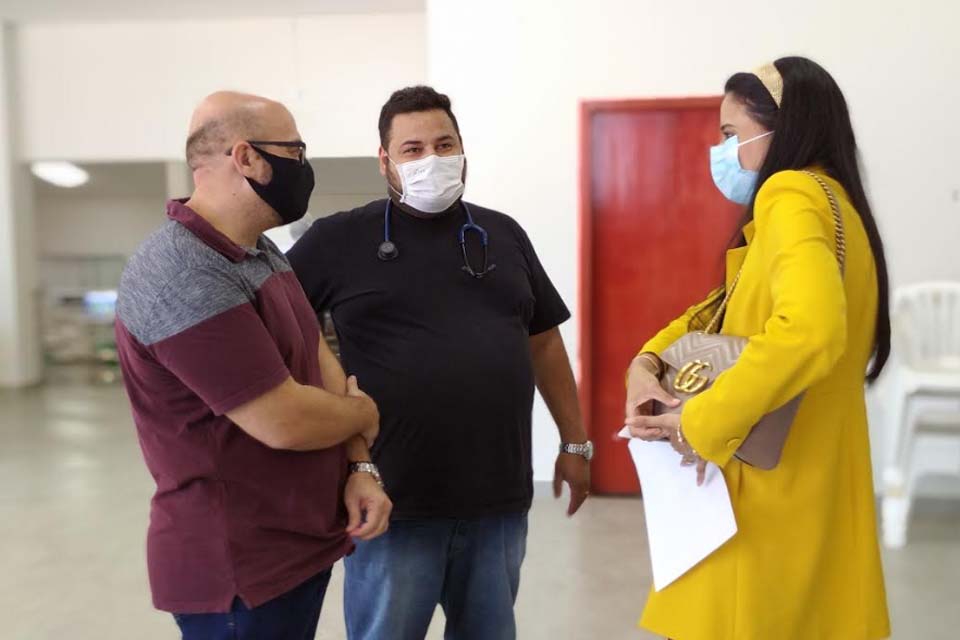 MP inspeciona Teatro onde é realizada entrega gratuita de medicamento para COVID-2019 a pessoas assintomáticas