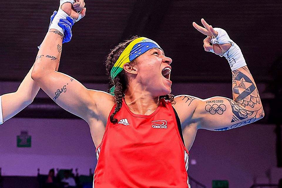 Bia Ferreira vence semi e vai disputar sua 3ª final mundial de boxe