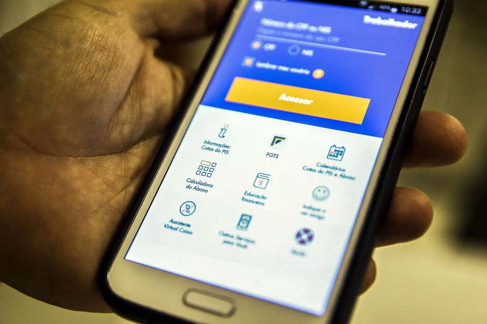 Trabalhador pode solicitar saque de R$ 1.045 do FGTS até quinta-feira
