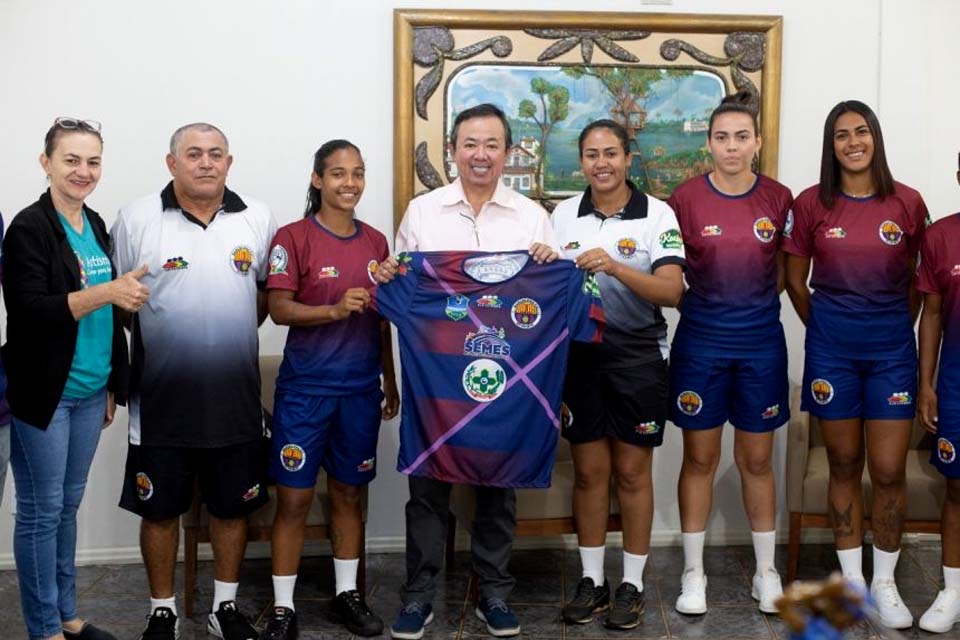 Equipe feminina do Barcelona recebe kit esportivo com apoio da prefeitura de Vilhena