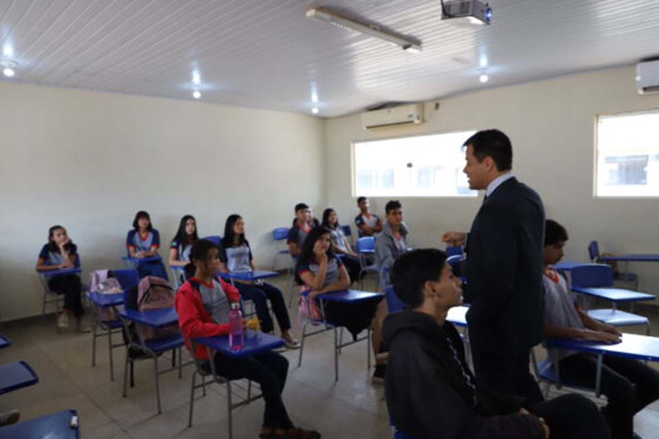 Alunos da escola Flora Calheiros participam de palestra sobre o papel dos juizados especiais na garantia de direitos 