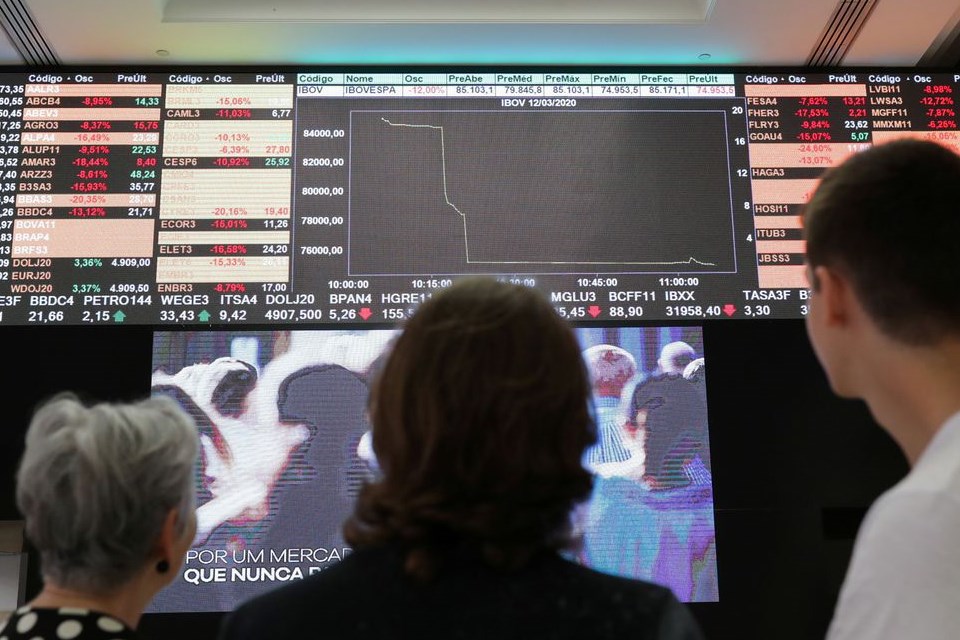 Ibovespa recua com bancos, mas reação da Petrobras reduz perdas