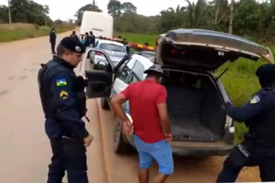 Casal é preso com droga dentro de ônibus que seguia para distrito de São Carlos