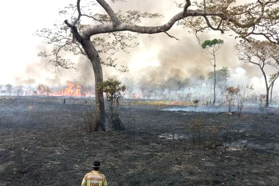 Incêndio segue consumindo vegetação na zona rural do município