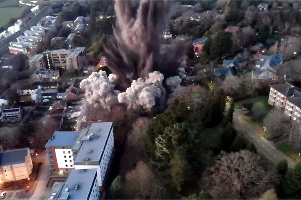 Bomba da Segunda Guerra é detonada perto de universidade no Reino Unido