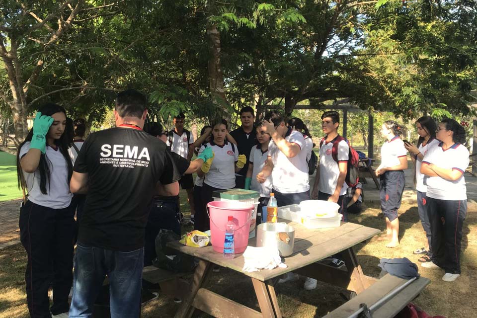 Alunos da Escola Murilo Braga participam de aula no Parque Natural