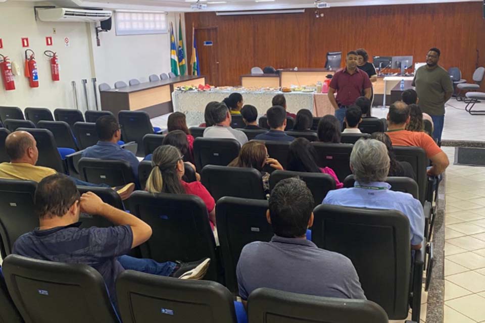 Iniciando mais uma semana de visitações SINJUR se reúne com servidores da Comarca de Alvorada do Oeste