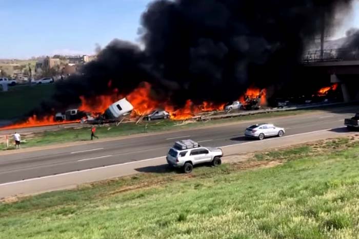 Automóveis explodem após grave acidente nos EUA 