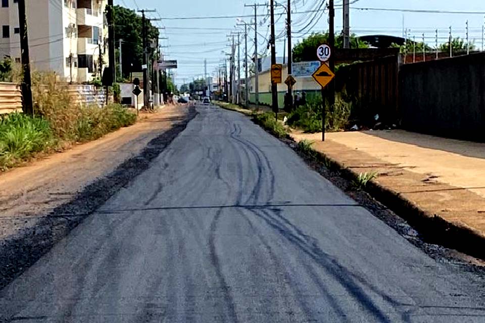 Prefeitura de Porto Velho realiza recapeamento na rua Três e Meio, zona Sul