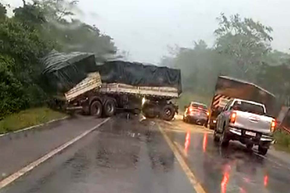 Acidente envolvendo duas carretas e carro deixa um morto na BR 364