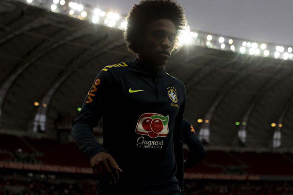 Meia-atacante brasileiro Willian pode trocar Chelsea por Arsenal