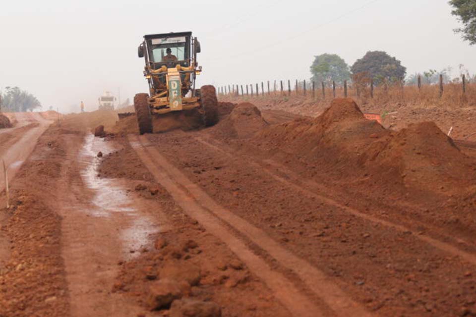 Obras de terraplanagem avançam para melhor infraestrutura na Rodovia-492