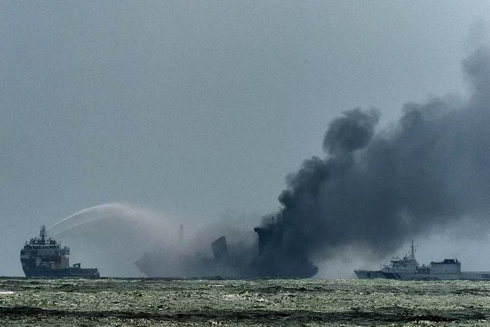 Navio em chamas 'despeja' carga no mar e contamina praias do Sri Lanka