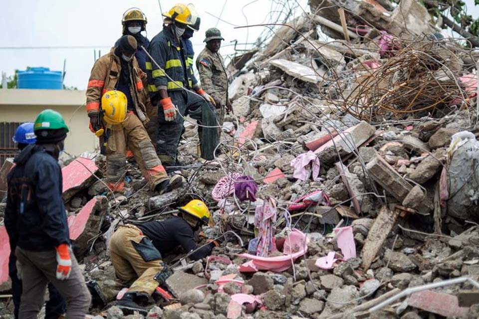 Governo sírio pede ajuda internacional após terremoto que deixou mais de 800 mortos no país