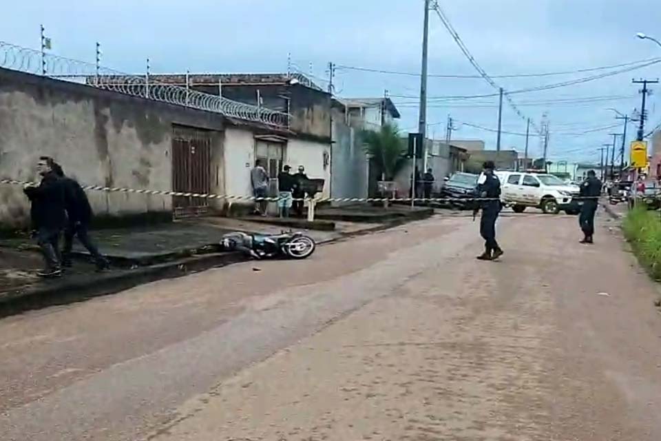 Motociclista é executado com tiro na cabeça na frente da esposa